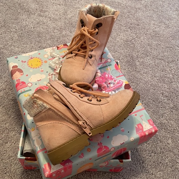 Pink Old Navy winter boots kids. Girls pink winter boots size 9. - Picture 3 of 3